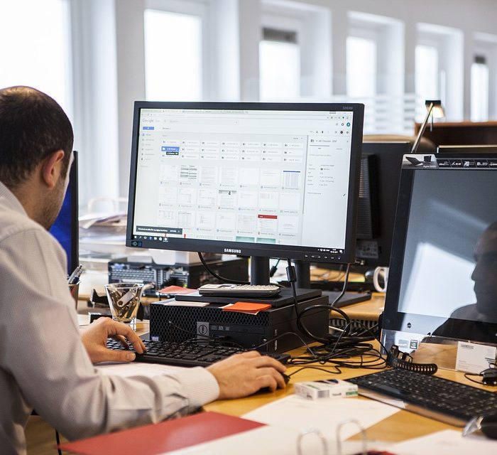 La paciencia de una persona frente a una computadora se agota en 60 segundos La paciencia de una persona frente a una computadora se agota en 60 segundos