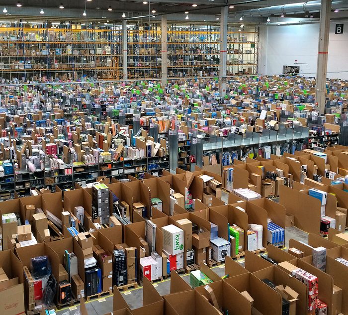 Amazon patentó una pulsera “inteligente” que rastrea con precisión los movimientos de sus empleados