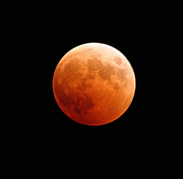 El eclipse total de Luna más largo del siglo XXI teñirá de rojo el satélite de la Tierra el viernes El eclipse total de Luna más largo del siglo XXI teñirá de rojo el satélite de la Tierra el viernes