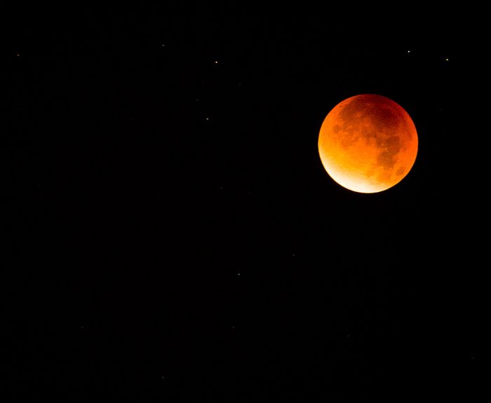 Eclipse total de luna pudo observarse en distintos lugares del país