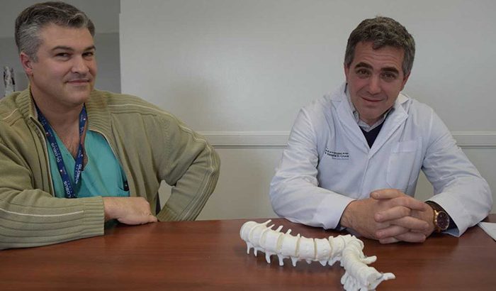 Operan a un joven de 23 años de su columna con la ayuda de un biomodelo 3D Operan a un joven de 23 años de su columna con la ayuda de un biomodelo 3D