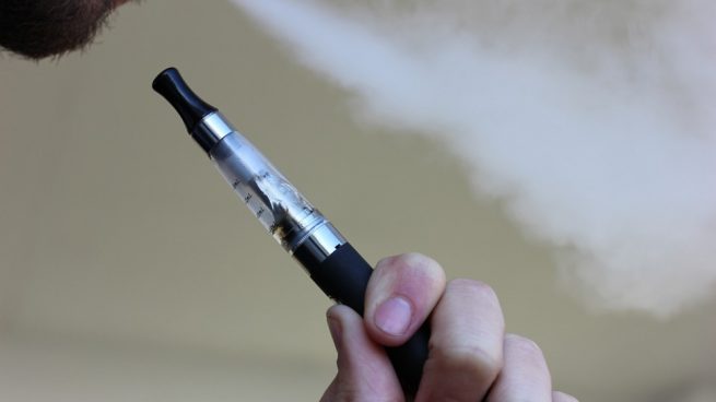 Nueva York eleva a 21 la edad mínima para consumir cigarrillos electrónicos