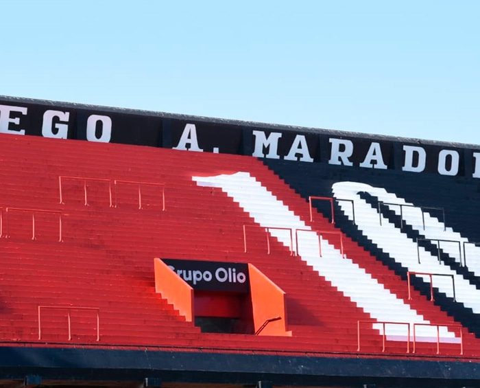 Miles de personas homenajearon y despiden a Diego Maradona con murales y ofrendas en todo el país