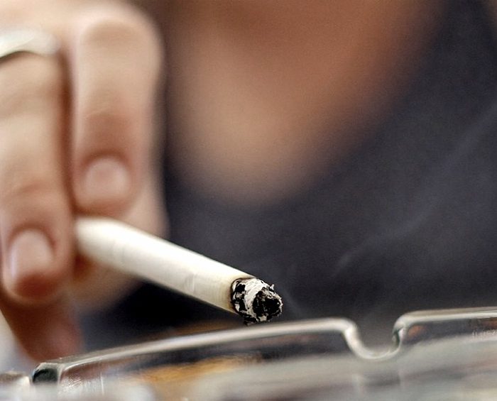Acusan a tabacaleras de reforzar la publicidad a pesar de que fumar es riesgoso