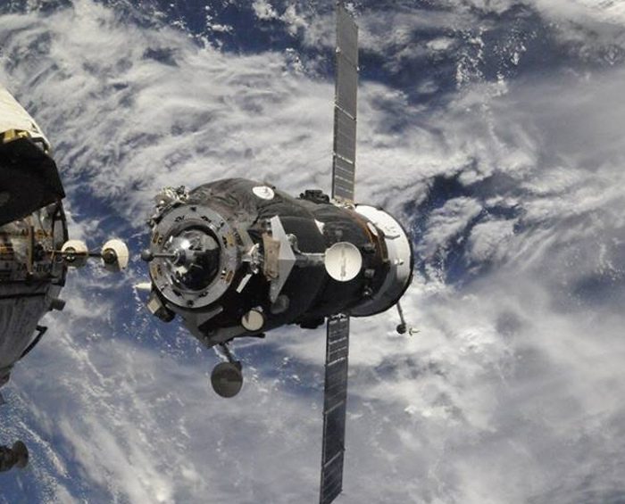 El Soyuz MS-18, con dos rusos y un estadounidense, se acopló a la Estación Internacional