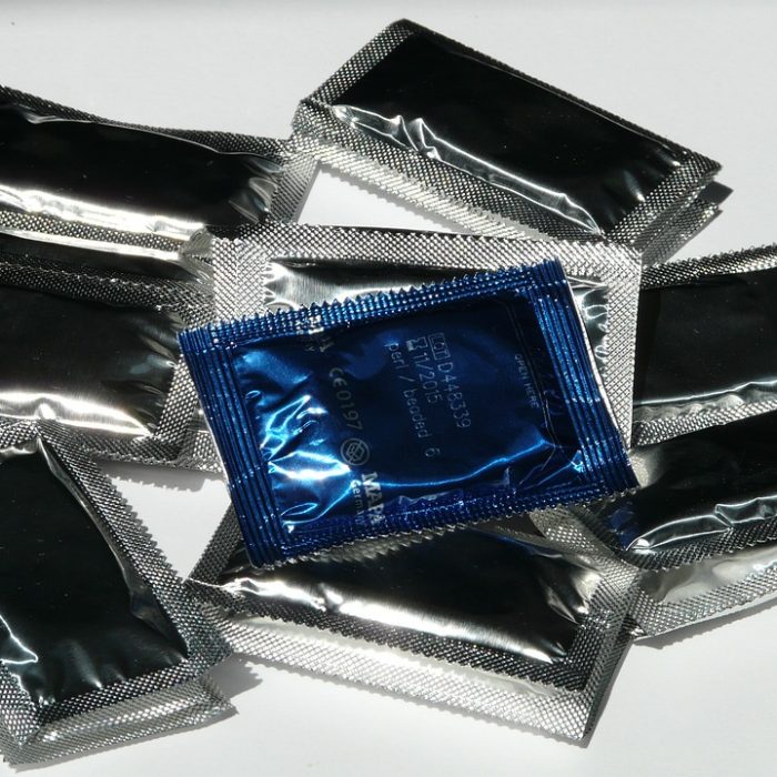 El preservativo y sus mitos: cuáles son las falsas creencias que aún dificultan su uso