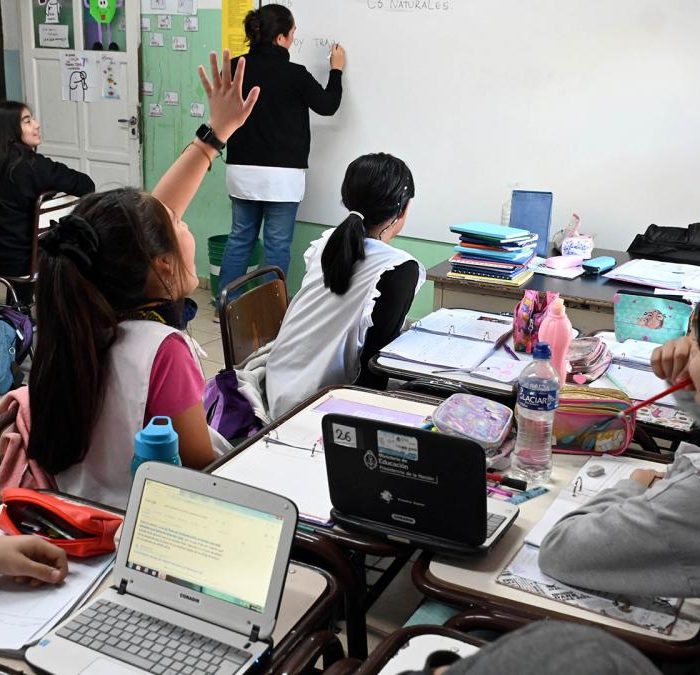 El 97,6% de los niños y adolescentes va a la escuela en Argentina
