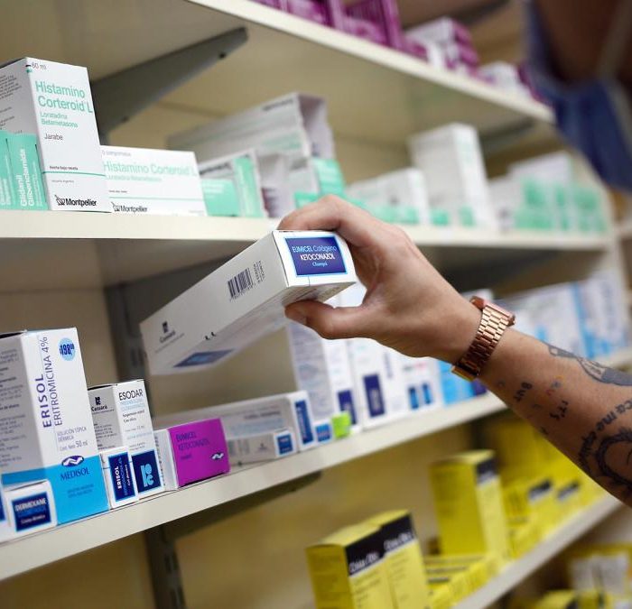 Podrán sugerir marca en receta y sólo se venderá antiácido y analgésico fuera de farmacias
