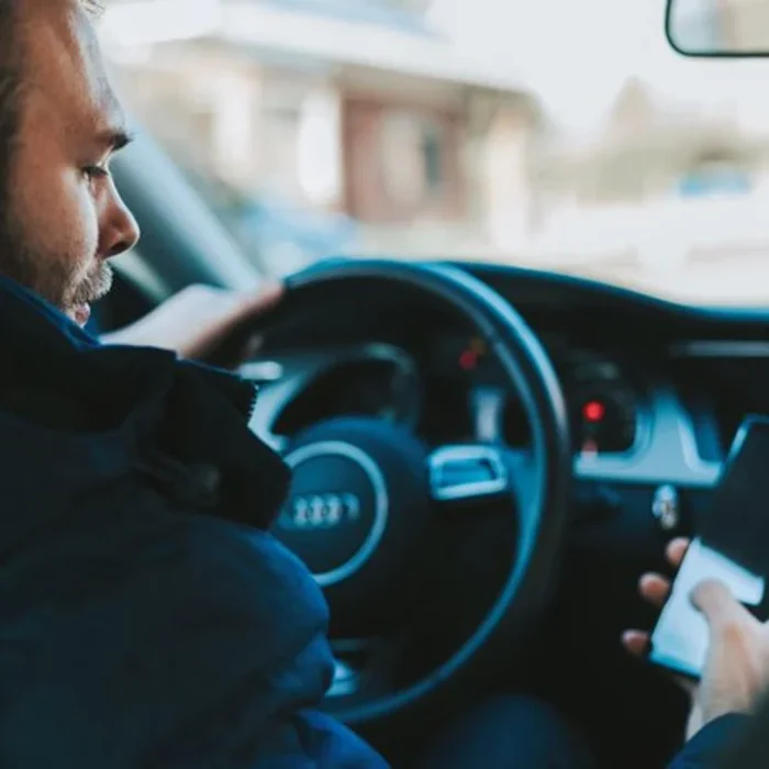 El celular, un peligro al volante: más de 200 mil personas lo usan cuando manejan