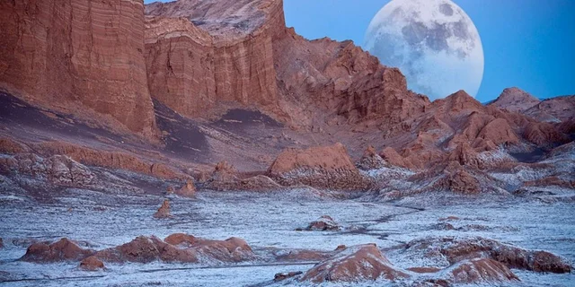 La increíble ruta argentina que atraviesa un paisaje lunar entre montañas, rocas y fósiles de dinosaurios La increíble ruta argentina que atraviesa un paisaje lunar entre montañas, rocas y fósiles de dinosaurios