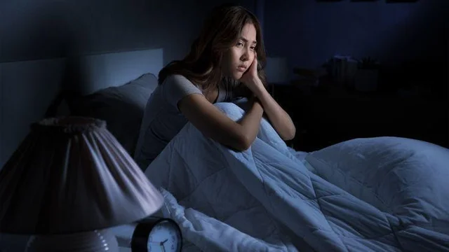 Casi la mitad de la población no duerme bien y se enfema, qué hacer