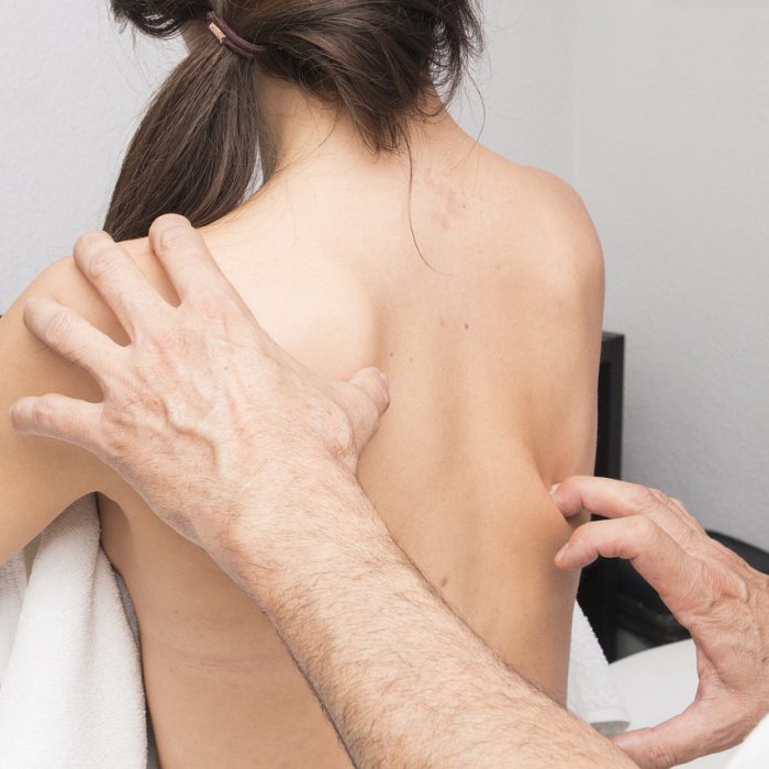 Dolores de espalda y cuello en jóvenes: el desafío de la kinesiología