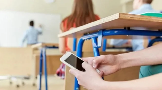Una ley regula el uso de celulares en las escuelas