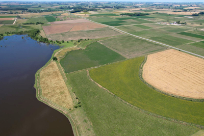 Manos que cuidan la tierra, agro que cuida el futuro