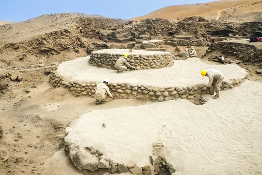Perú y una estructura circular perteneciente a la civilización más antigua de América