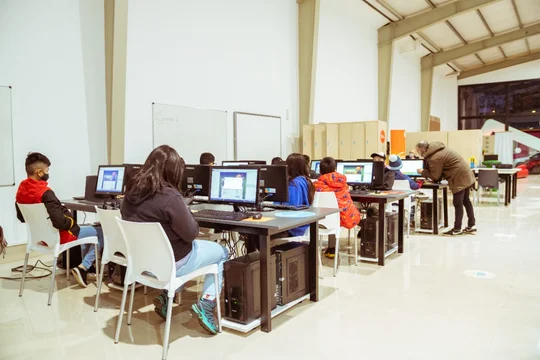 8 de cada 10 chicos de primaria aprobaron a un tutor IA escolar
