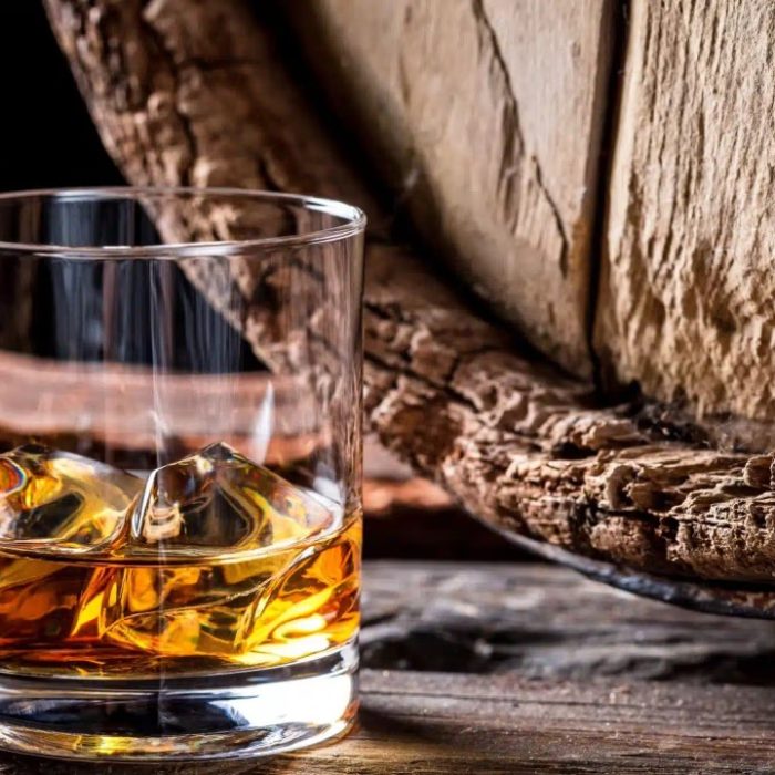 Una artista argentina explora el universo del whisky en un libro que combina divulgación y pintura