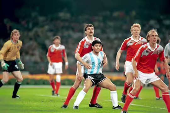 Un viaje por el lado B de los Mundiales: cien historias extraordinarias del fútbol