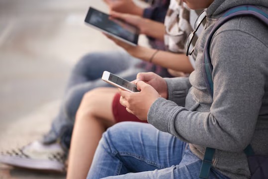 Experiencias negativas en redes sociales causan ansiedad inmediata en jóvenes